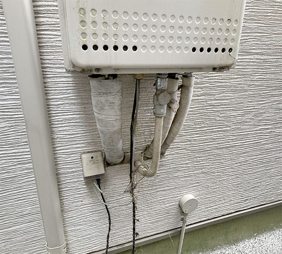 給湯器の配管接続部分の写真