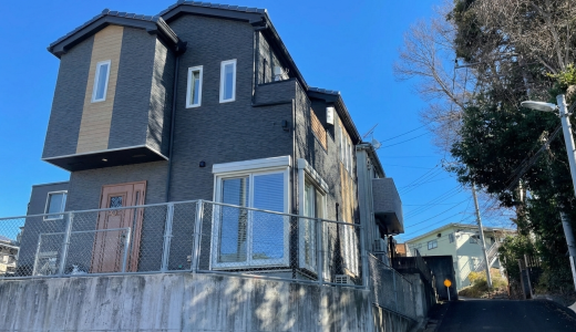 【神奈川県横浜市泉区】既築戸建のデザインアンテナ設置工事｜外観になじむブラック色を採用