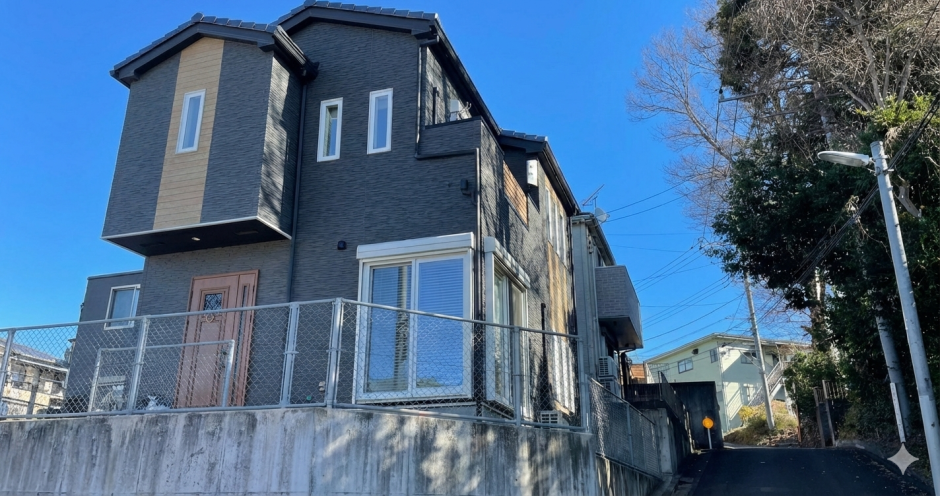 【神奈川県横浜市泉区】黒い外壁に溶け込むデザインアンテナ設置工事