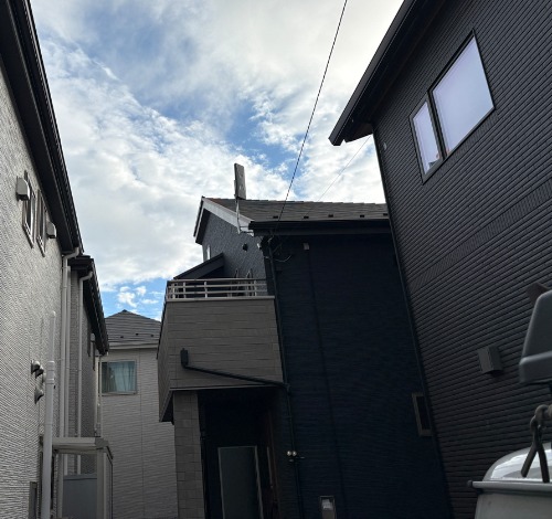日野市の戸建ての外壁にポールで取り付けたブラックのデザインアンテナ