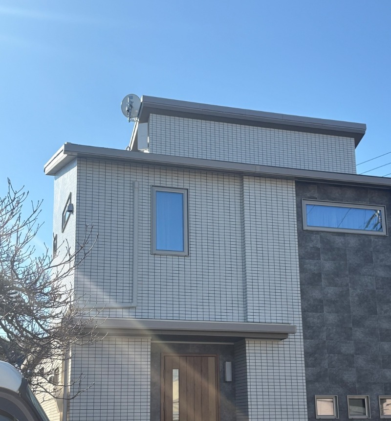 町田市の新築戸建ての外壁に取り付けたデザインアンテナとBS・CSアンテナ