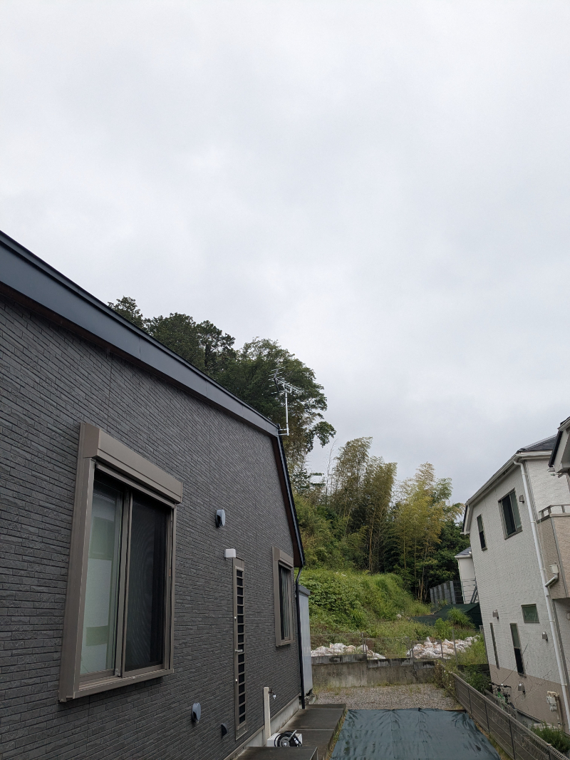 町田市の戸建ての屋根の端に取り付けた地デジ用の八木式アンテナ