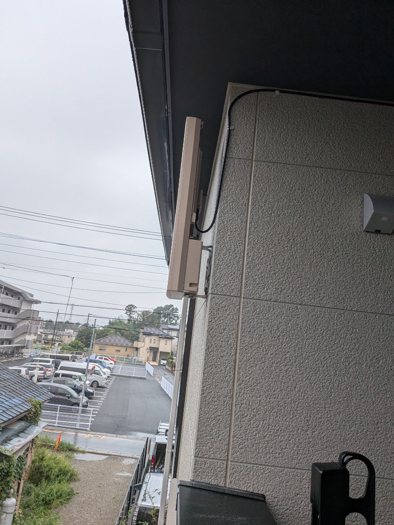 さいたま市西区の新築戸建ての外壁に設置したオフホワイトのデザインアンテナ
