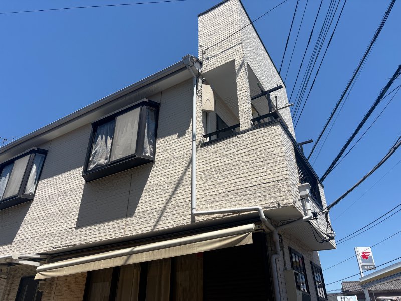 さいたま市浦和区の戸建ての外壁に設置したライトブラウンのデザインアンテナ