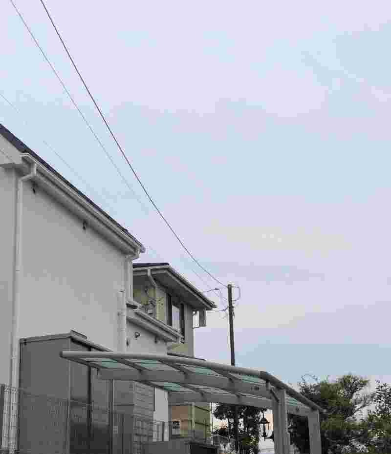 多摩市の戸建ての外壁に取り付けたライトブラウンのデザインアンテナ